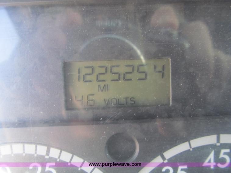 image for item F4674 2003 Freightliner Columbia semi truck