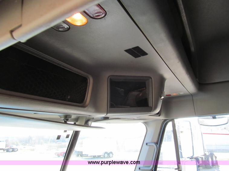 image for item F4674 2003 Freightliner Columbia semi truck