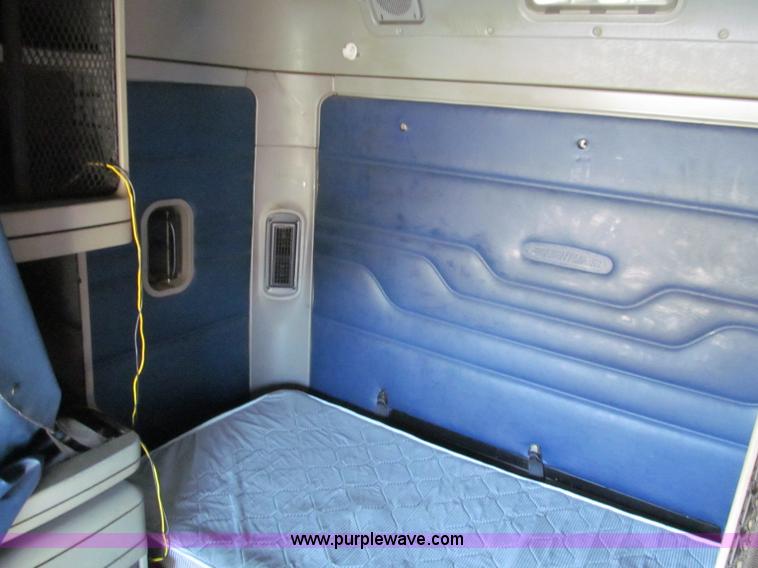 image for item F4674 2003 Freightliner Columbia semi truck