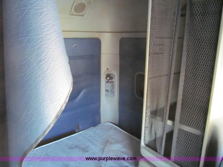 image for item F4674 2003 Freightliner Columbia semi truck