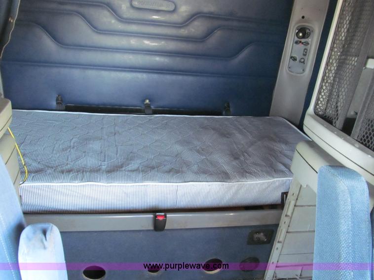 image for item F4674 2003 Freightliner Columbia semi truck