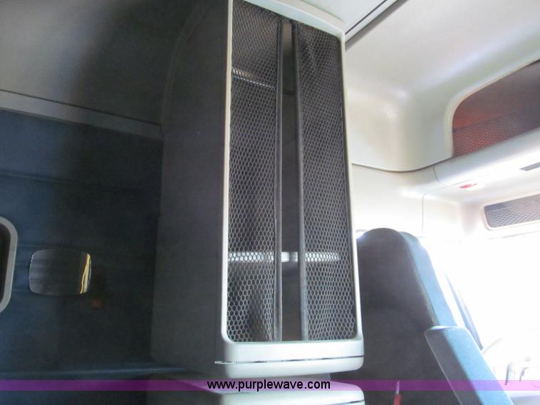 image for item F4674 2003 Freightliner Columbia semi truck