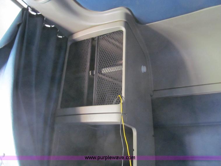 image for item F4674 2003 Freightliner Columbia semi truck