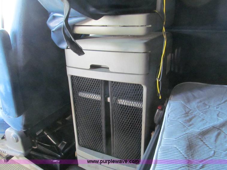 image for item F4674 2003 Freightliner Columbia semi truck