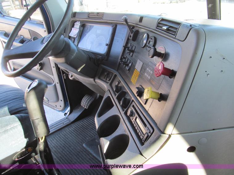 image for item F4674 2003 Freightliner Columbia semi truck