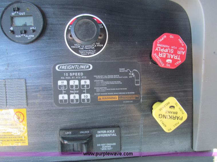 image for item F4674 2003 Freightliner Columbia semi truck