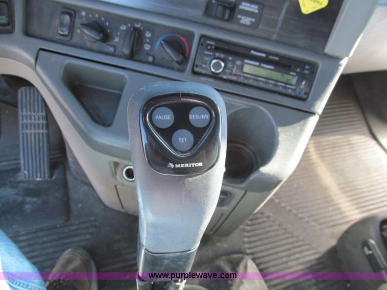 image for item F4674 2003 Freightliner Columbia semi truck