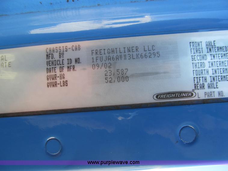 image for item F4674 2003 Freightliner Columbia semi truck