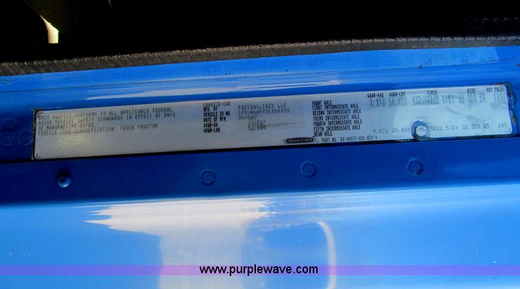 image for item F4674 2003 Freightliner Columbia semi truck