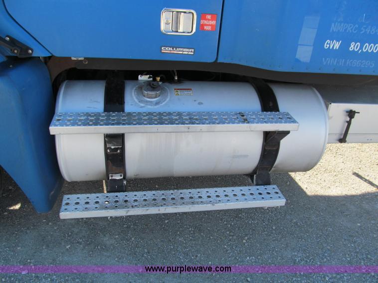 image for item F4674 2003 Freightliner Columbia semi truck