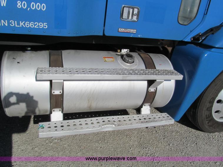 image for item F4674 2003 Freightliner Columbia semi truck