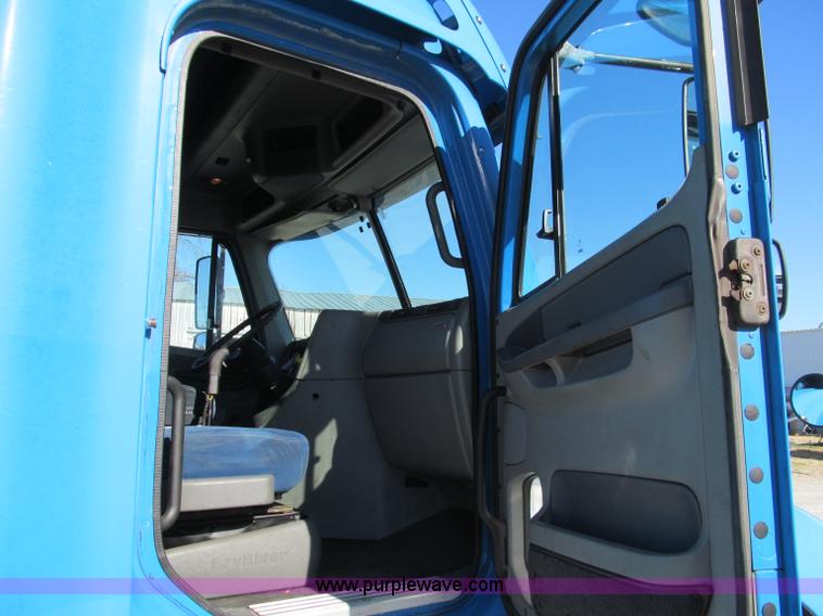 image for item F4674 2003 Freightliner Columbia semi truck