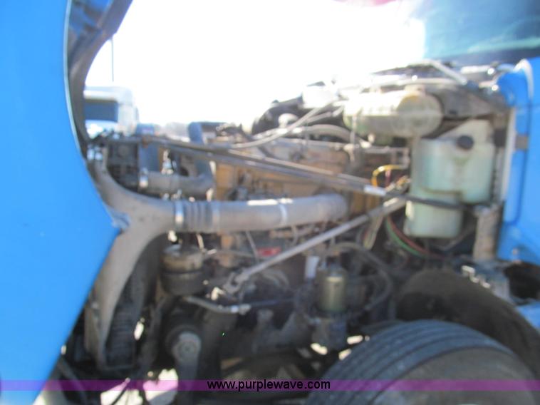 image for item F4674 2003 Freightliner Columbia semi truck