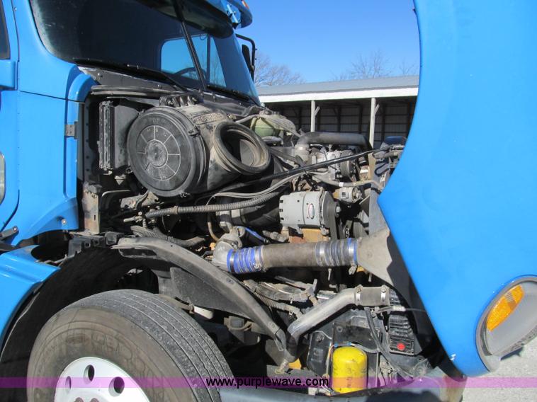 image for item F4674 2003 Freightliner Columbia semi truck