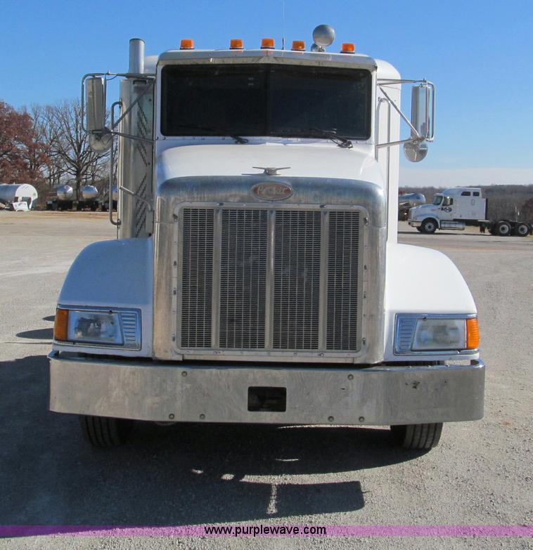 image for item F4675 2000 Peterbilt 377 semi truck