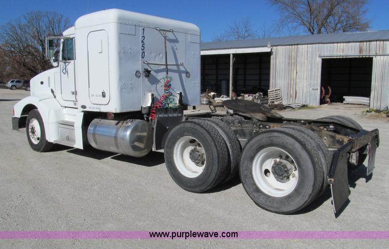 image for item F4675 2000 Peterbilt 377 semi truck