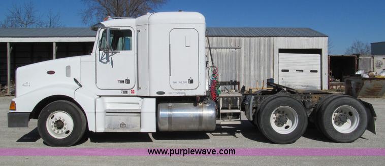 image for item F4675 2000 Peterbilt 377 semi truck