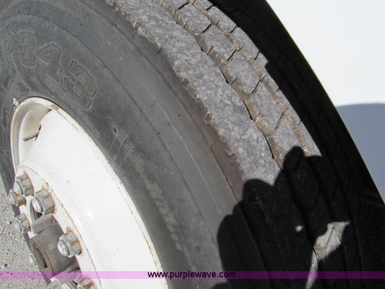 image for item F4675 2000 Peterbilt 377 semi truck