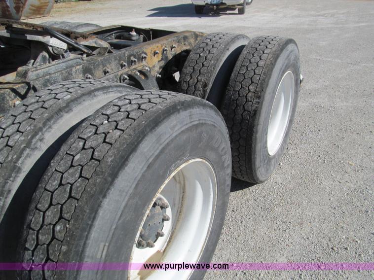 image for item F4675 2000 Peterbilt 377 semi truck