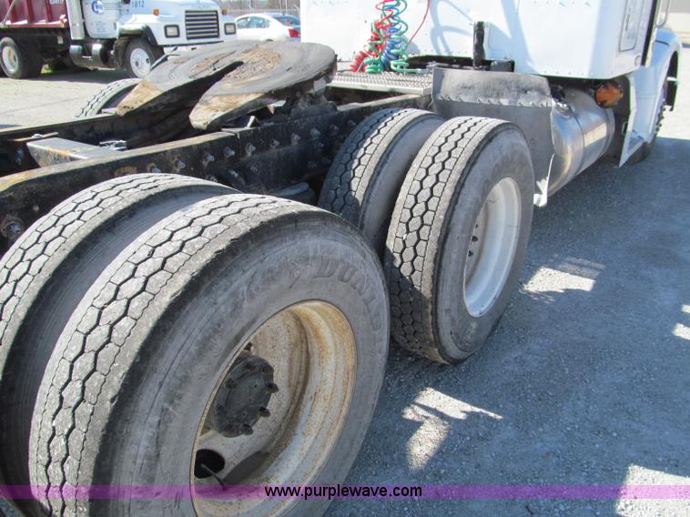 image for item F4675 2000 Peterbilt 377 semi truck