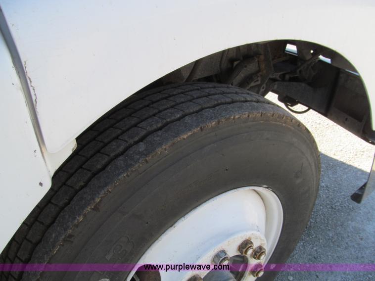 image for item F4675 2000 Peterbilt 377 semi truck