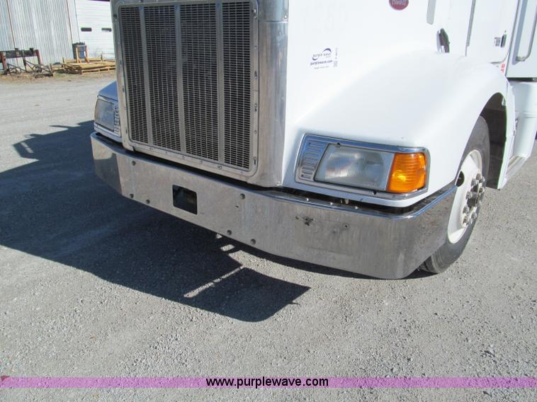 image for item F4675 2000 Peterbilt 377 semi truck