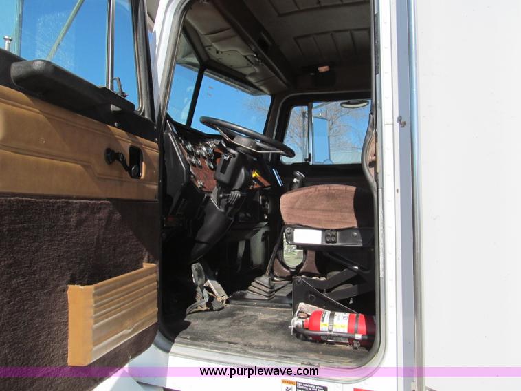 image for item F4675 2000 Peterbilt 377 semi truck