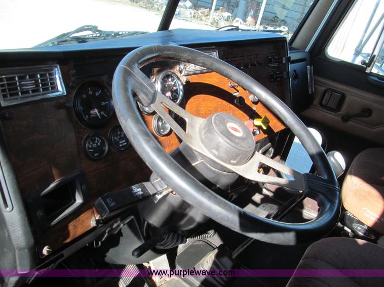 image for item F4675 2000 Peterbilt 377 semi truck