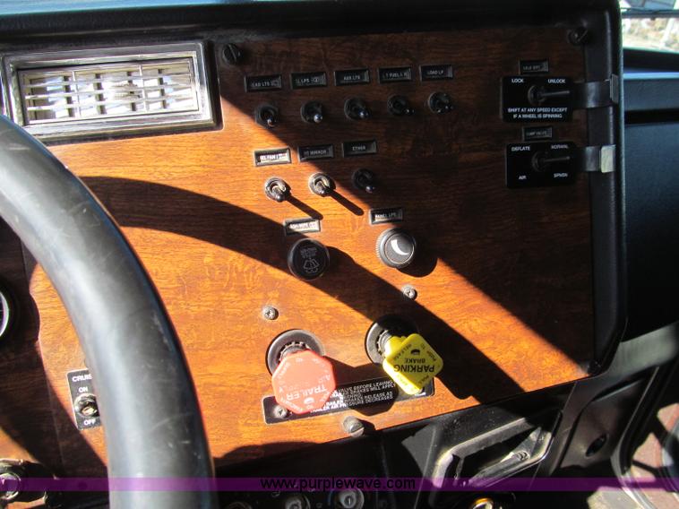 image for item F4675 2000 Peterbilt 377 semi truck