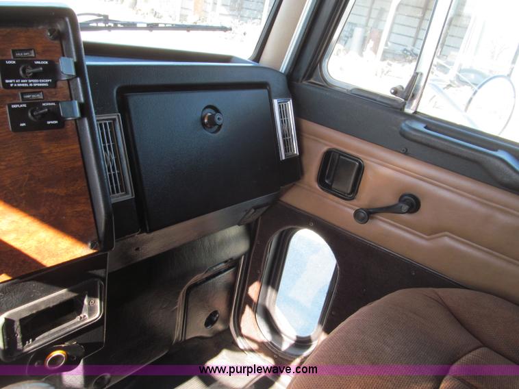 image for item F4675 2000 Peterbilt 377 semi truck