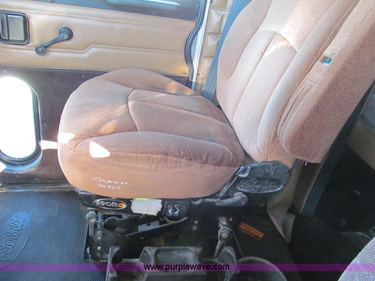 image for item F4675 2000 Peterbilt 377 semi truck