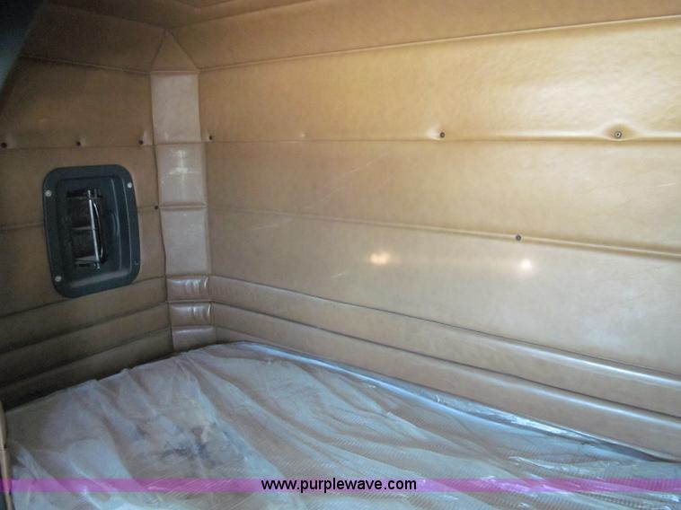 image for item F4675 2000 Peterbilt 377 semi truck