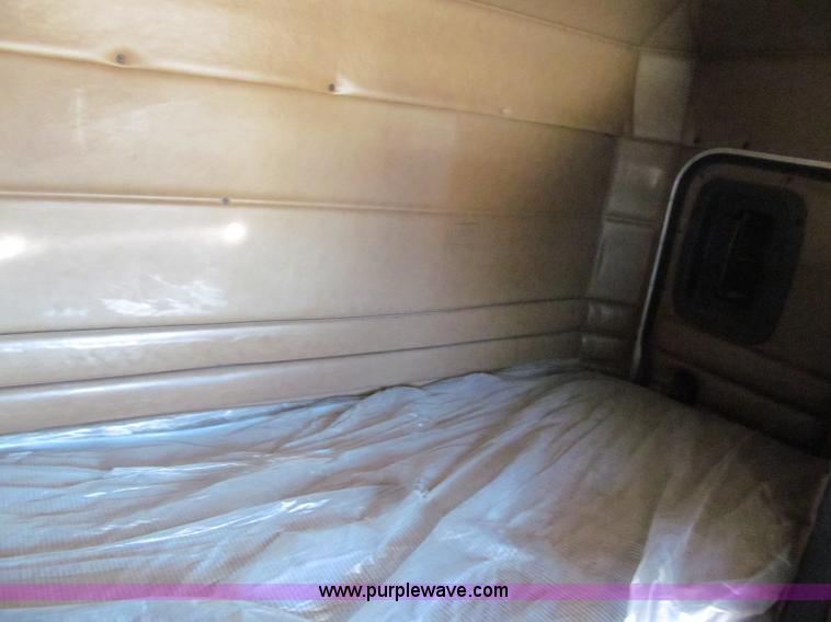 image for item F4675 2000 Peterbilt 377 semi truck