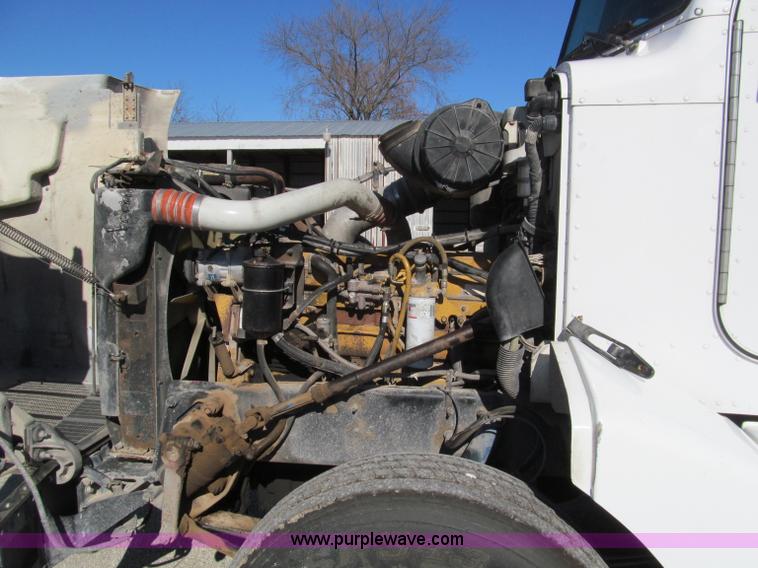 image for item F4675 2000 Peterbilt 377 semi truck