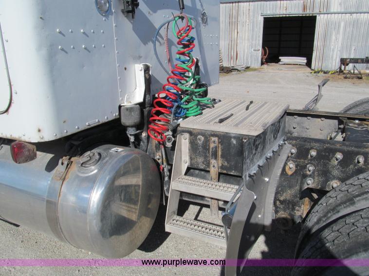 image for item F4675 2000 Peterbilt 377 semi truck