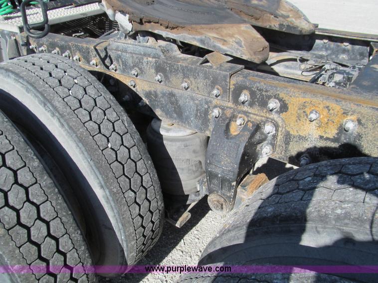 image for item F4675 2000 Peterbilt 377 semi truck