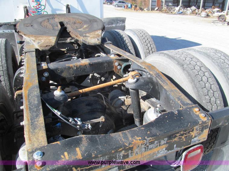 image for item F4675 2000 Peterbilt 377 semi truck