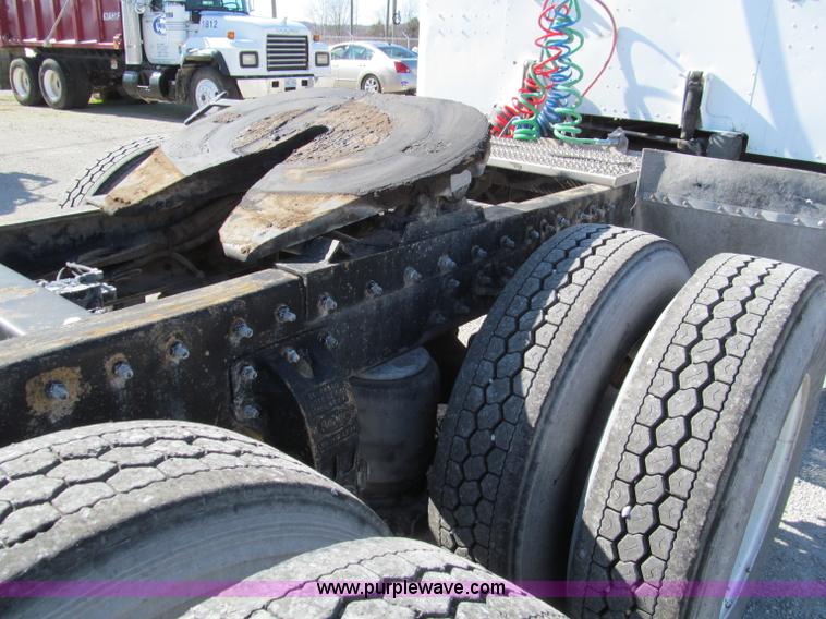 image for item F4675 2000 Peterbilt 377 semi truck