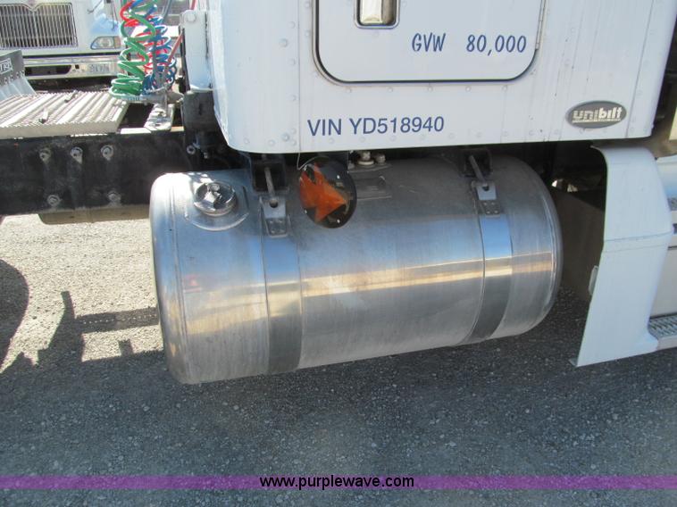 image for item F4675 2000 Peterbilt 377 semi truck