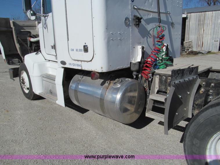 image for item F4675 2000 Peterbilt 377 semi truck