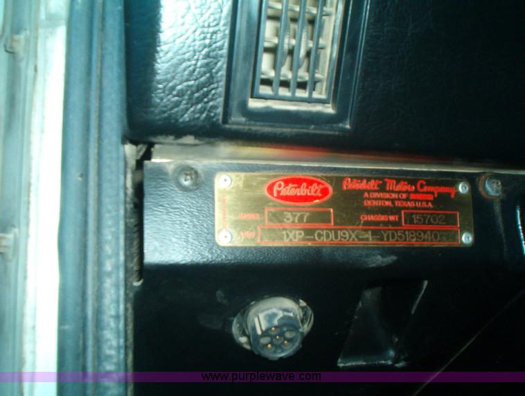 image for item F4675 2000 Peterbilt 377 semi truck
