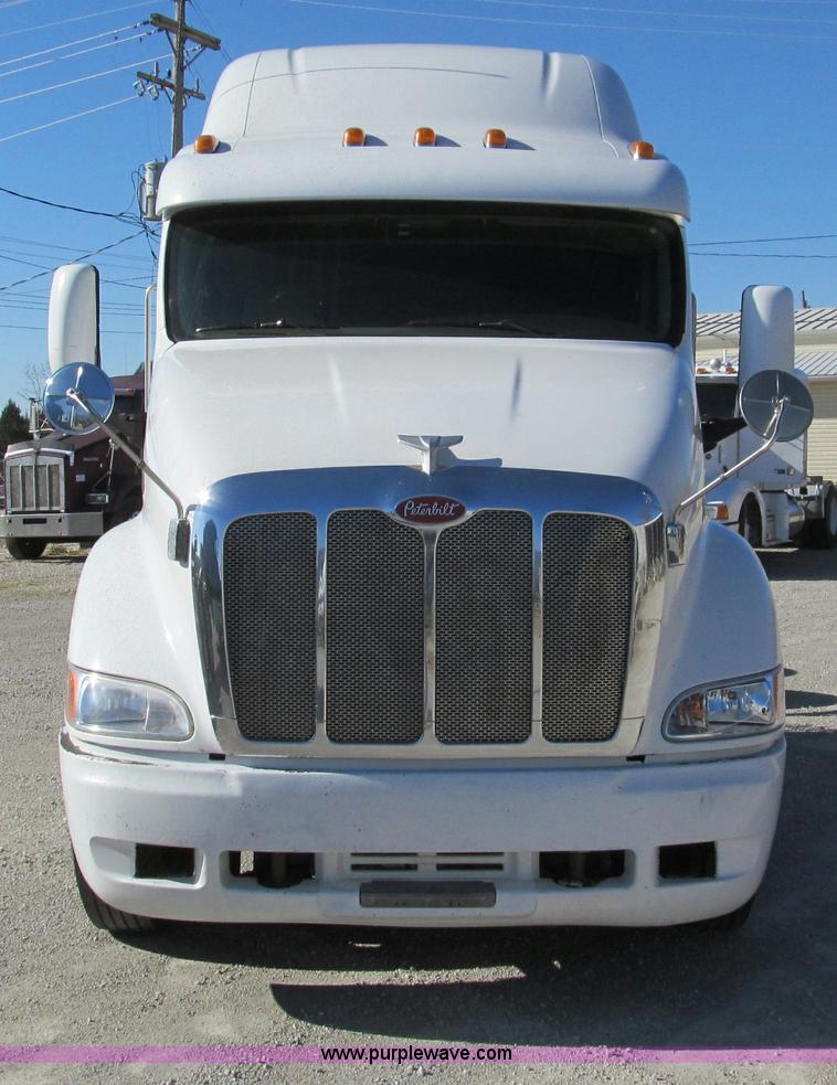 image for item F4676 2001 Peterbilt 387 semi truck