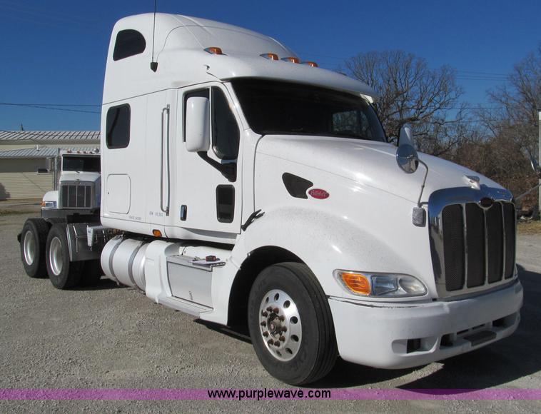 image for item F4676 2001 Peterbilt 387 semi truck