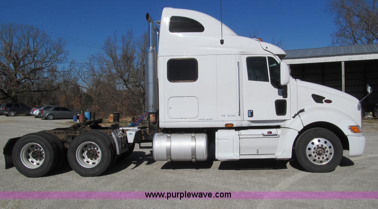 image for item F4676 2001 Peterbilt 387 semi truck