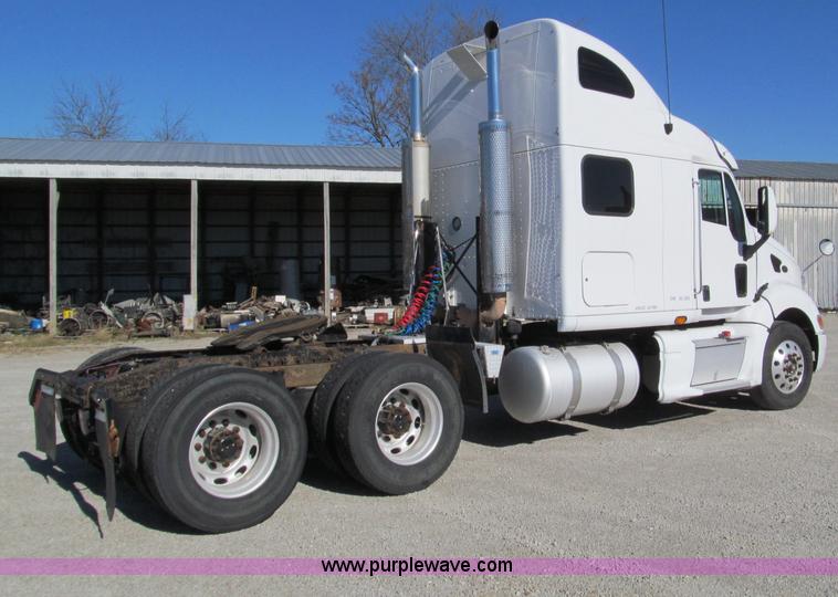 image for item F4676 2001 Peterbilt 387 semi truck