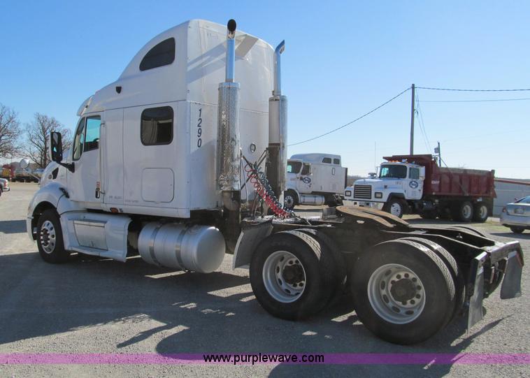 image for item F4676 2001 Peterbilt 387 semi truck