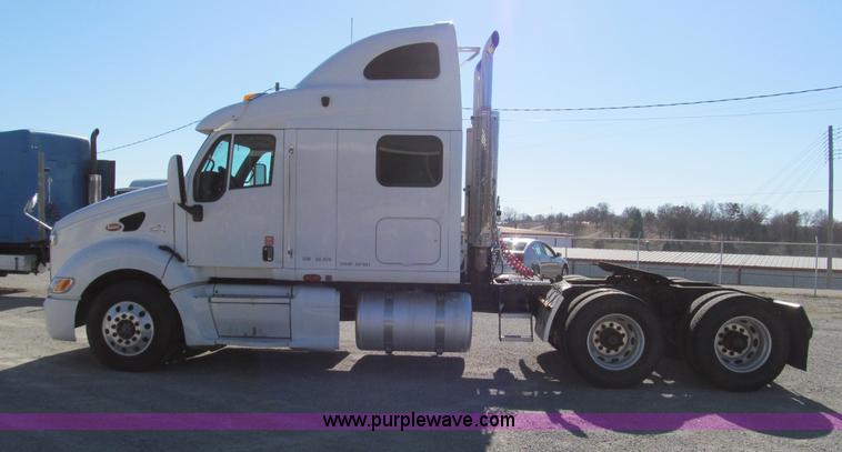 image for item F4676 2001 Peterbilt 387 semi truck