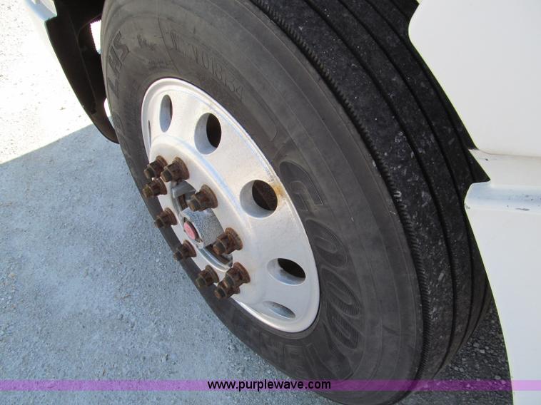 image for item F4676 2001 Peterbilt 387 semi truck