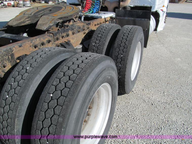 image for item F4676 2001 Peterbilt 387 semi truck