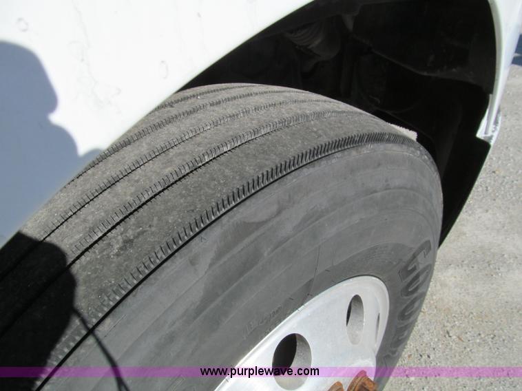 image for item F4676 2001 Peterbilt 387 semi truck